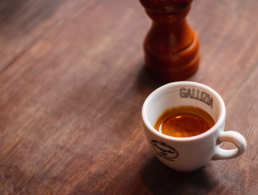 Espresso w czasach zarazy. O kulturze picia kawy w trudnych czasach.